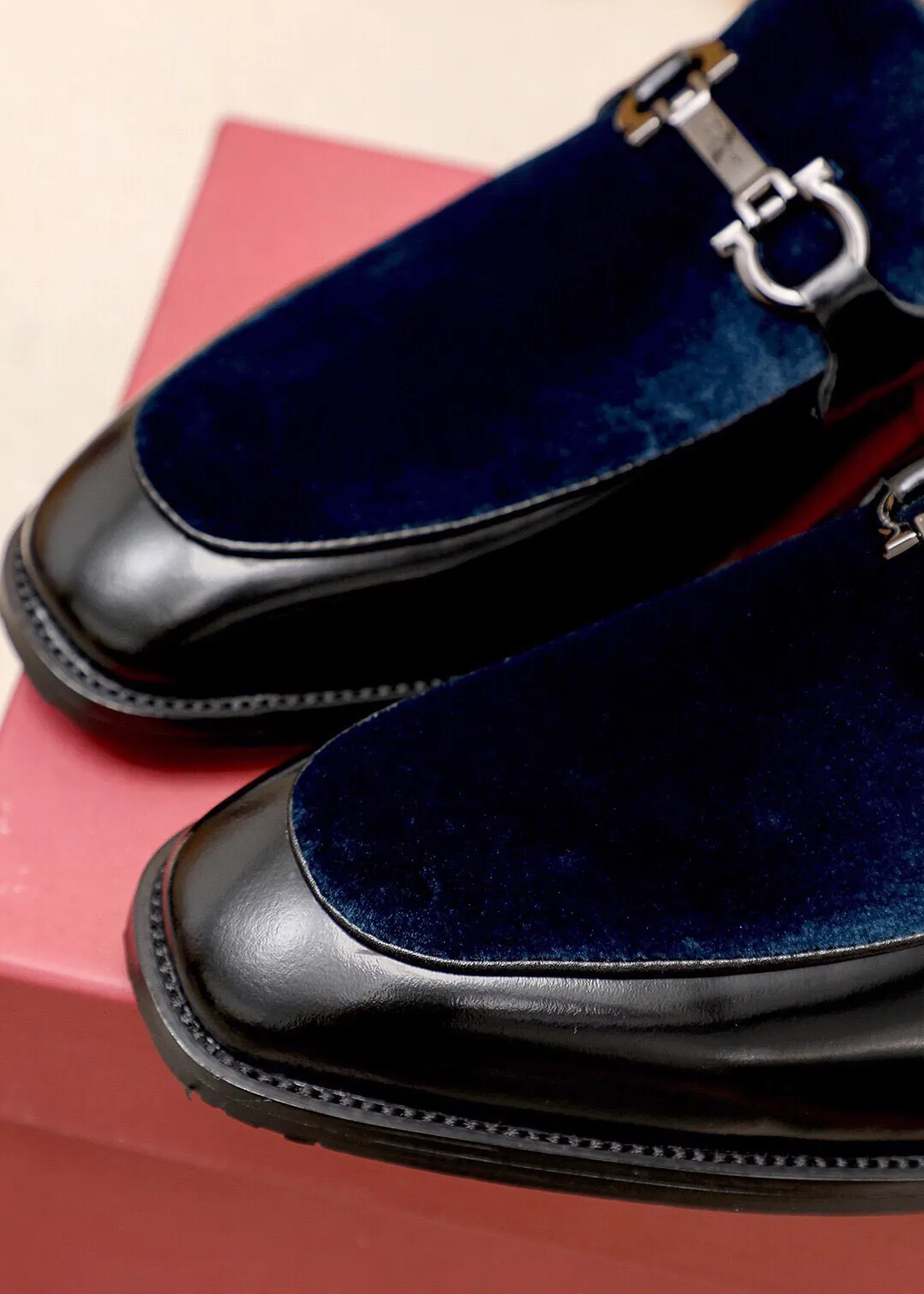 Men's shoes 💰460 💐 Product trademark: Ferragamo "Ferragamo" casual leather shoes Regular size: 38-44 (45.46.47🉑️Customized) Product materials: Selected imported top-layer high mercerized calfskin upper + luxury hardware buckle, imported water-dyed cow leather lining. Strong three-dimensional visual effect, rubber outsole Color: 2⃣️colors available